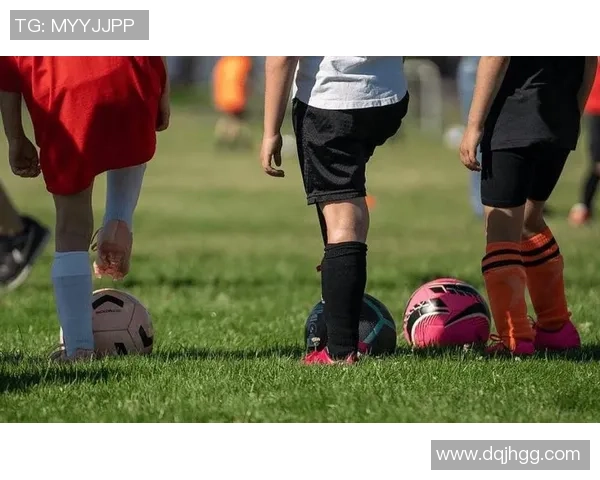 重庆足球队耐力变革引发热议探索新战术与训练模式的结合之路 重庆足球队耐力变革引发热议探索新战术与训练模式的结合之路