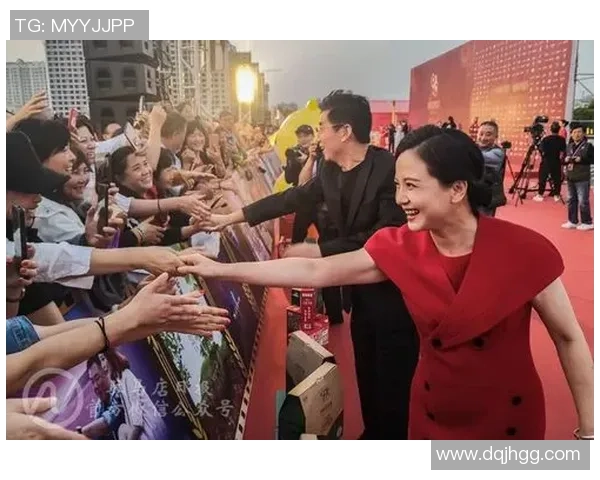 不同足球明星齐聚一堂盛况空前共同上台领奖展现荣耀与友谊 不同足球明星齐聚一堂盛况空前共同上台领奖展现荣耀与友谊