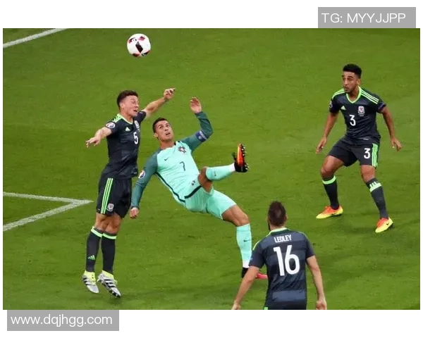 足球明星精彩瞬间射门瞬间定格展现力量与技巧的完美结合